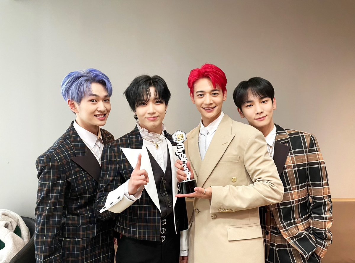 ruuuumi581's tweet photo. SHINeeはシャヲルの誇りです💎
3/3 Show Champion #DontCallMe1stWin
3/4 Mカ
#DontCallMe2ndWin
3/6 쇼! 음악중심 #DontCallMe3rdWin
3/7 인가
#DontCallMe4thWin
#동콜미1등이당 #돈콜미 #Dont_Call_Me
#샤이니 #SHINee
#ONEW #JONGHYUN #KEY #MINHO #TAEMIN
#온유 #종현 #키 #민호 #태민 https://t.co/9AxIOIWNlm