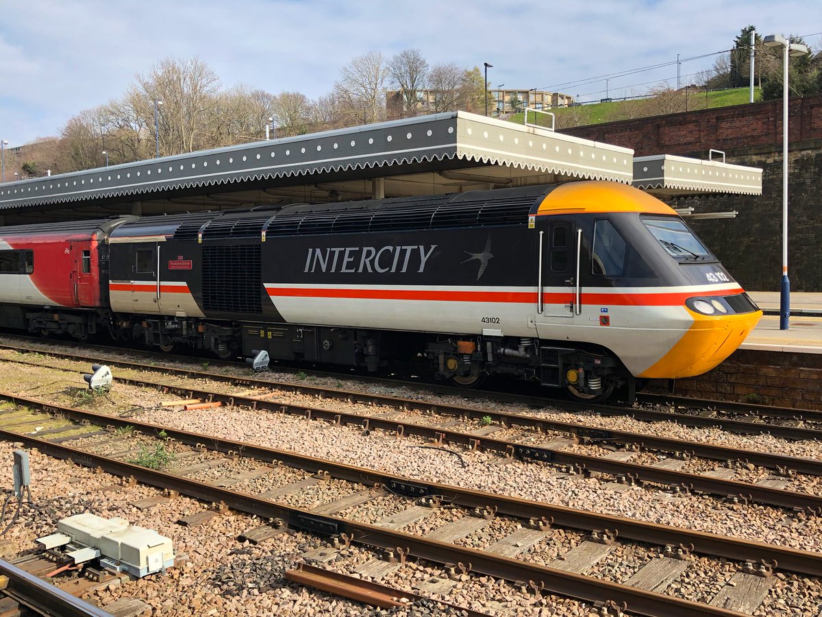 steelcitysnaps's tweet image. This sexy beast came through #Sheffield this morning! No. 43102 “The Journey Shrinker”, at 148.5mph it’s the world’s fastest diesel train, now restored to the #Intercity125 livery that it carried in the 80s when I was a lad!
@EastMidRailway #YesEMR
#SheffieldIsSuper