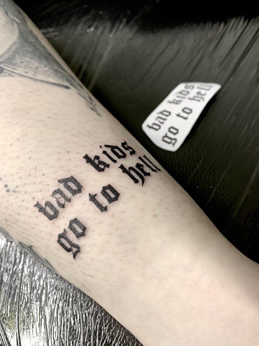 suppayin1's tweet photo. « BEETLE JUICE » + « BAD KIDS GO TO HELL OLD LONDON » 🪲💧
deux tattoos que j’ai adorer piquer sur @the.withered (toujours sur Instagram!!) qui m’a gentillement laisser un peu de place sur sa jambe! merci encore à toi pour la confiance et ton travail incroyable en retour! ✨ https://t.co/uZYawgYW6d