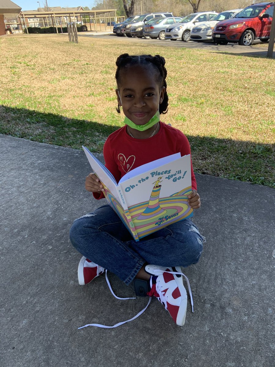 We can read anywhere!!!! 📚 #ReadAcrossAmericaWeek #Pridein5 #Firstin5
