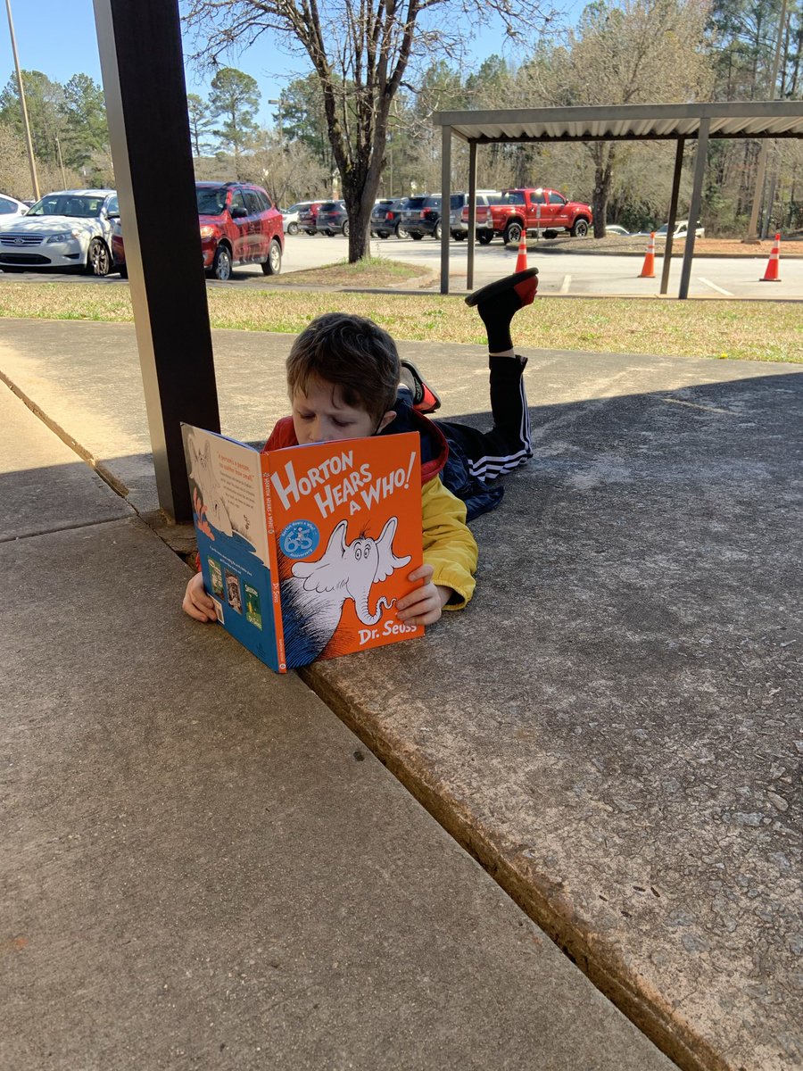 Ms_Harpe's tweet photo. We can read anywhere!!!! 📚 #ReadAcrossAmericaWeek #Pridein5 #Firstin5 https://t.co/03MGvFv6yH