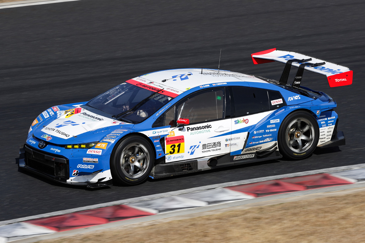 TOYOTA_GR's tweet image. ＼#SUPERGT 2021 GT300🚗💨／

昨日に続き公式テストに参加しているGT300クラスのTOYOTA/LEXUS陣営6台を、今回は横アングルでご紹介します📸

#30 TOYOTA GR SPORT PRIUS PHV apr GT
永井宏明／織戸学

#31 TOYOTA GR SPORT PRIUS PHV apr GT
嵯峨宏紀／中山友貴

#PriusPHV

＜続く＞