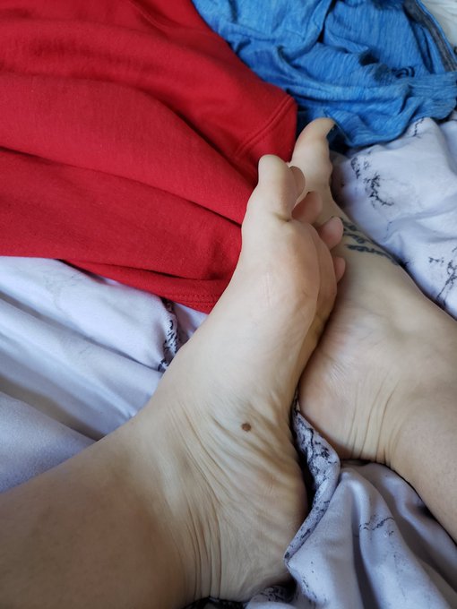 Who is coming to do this laundry for me!? #sundayfunday #wrinkles #feet #feetlove #footlove #feetnation<a href="/tag/sundayfunday"class="tags">#sundayfunday</a><a href="/tag/feet"class="tags"><span>#feet</span></a><a href="/tag/feetlove"class="tags"><span>#feetlove</span></a><a href="/tag/footlove"class="tags"><span>#footlove</span></a><a href="/tag/wrinkles"class="tags"><span>#wrinkles</span></a><a href="/tag/feetnati"class="tags"><span>#feetnati</span></a>