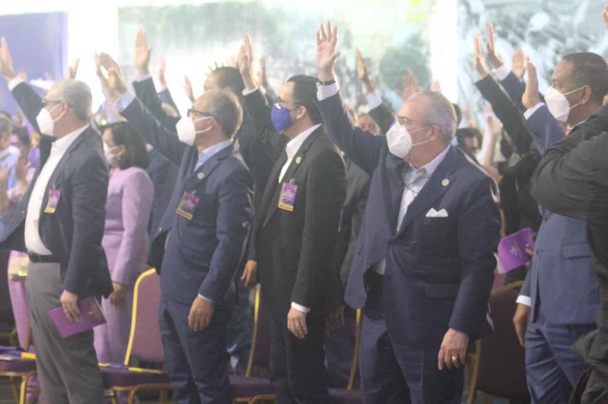 PLDenlinea's tweet photo. Es elegido por unanimidad del Comité Central el compañero Danilo Medina presidente del PLD.
#9nocongresopld #PLDsetransforma
#PLDSeTransforma
#IXCongresoPLD
#PLDEscoge
#JuramentacionCC https://t.co/6U4EV9MuQH