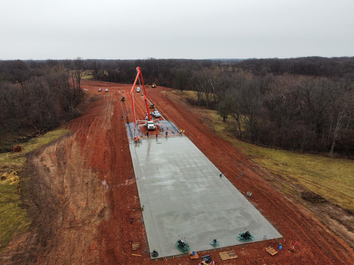 PottersUsa's tweet photo. 2 days on and the #concretepad is almost complete! We think this #dronephotography is amazing, what do you think? 

#potterspoultryusa #turnkeyprojects #dalethelegend #thankyoufarmers https://t.co/iWfePoGibh