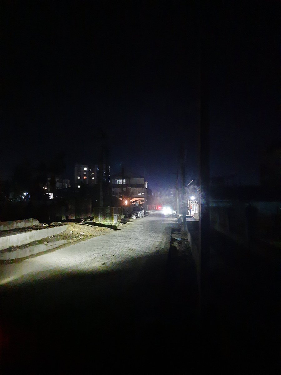 AkankshyaBhatt1's tweet photo. This is the road to my house: OLD DC Bunglow road, ward number 4. Dark and scary. The street lights have been removed due to newly made drains. No temporary or permanent lights have been put up. Women,have been feeling insecure to walk in them. @dc_dibrugarh @dibrugarhpolice https://t.co/XYFyduzrdp