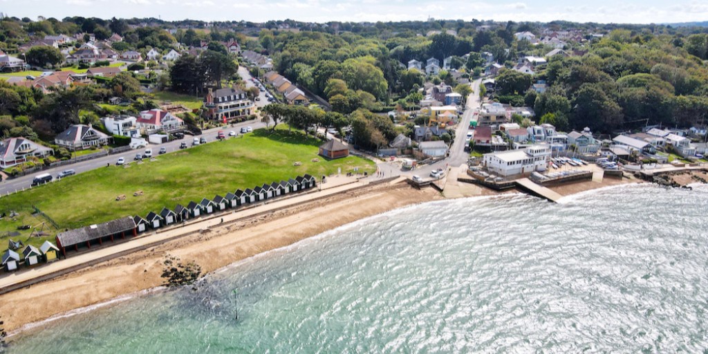 VisitIOW's tweet photo. Gurnard Beach is a traditional, pebble and shingle beach within walking distance of Cowes, with great views across the Solent and some of the best sunsets you are likely to find!🏖

Let us know if you've visited this spot!

📸IOWight Drone
#PlanForWhenYouCan #IsleofWight https://t.co/YixBTUVaEu