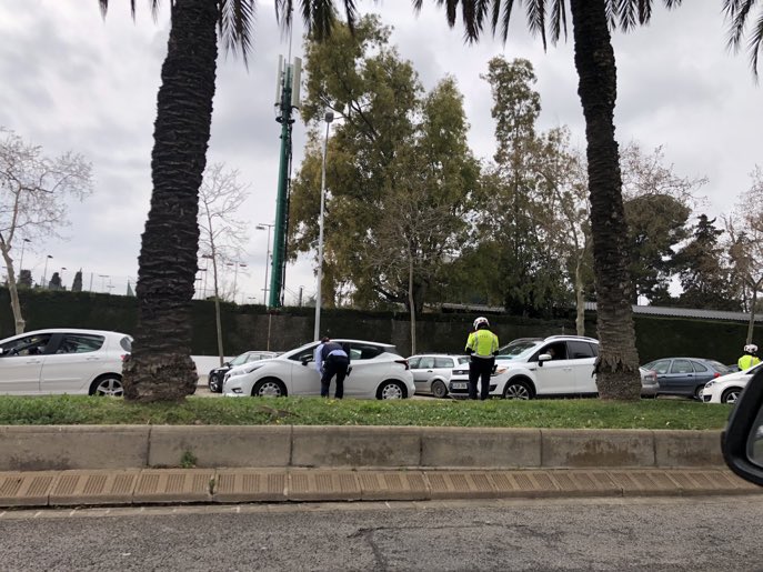 QueThiJugues's tweet photo. 🚨 #ELECCIONSFCB | CONTROLS POLICIALS 

Els accessos al Camp Nou presenten aquest aspecte: llargues cues de cotxes i controls policials per limitar l’arribada de socis i sòcies que puguin venir a votar des d’altres comarques.

📸 @mfuster https://t.co/B1ZDjSeSBM