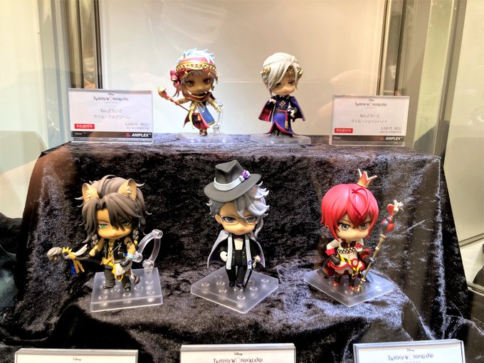 ツイステ 展示情報 こちらは新作フィギュア情報 枢やな描き下ろしデフォルメイラストがミニフィギュアになった デフォルメフィギュアコレクション が企画進行中 会場ではvol 1の原型を展示中です 続報はaniplex にて公開予定 お楽しみに