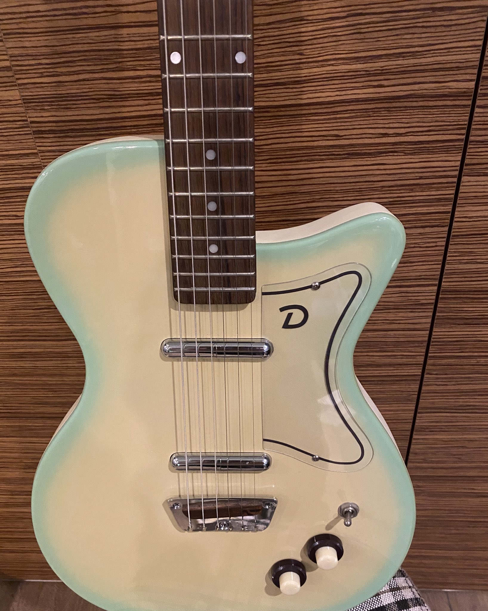 تويتر アマダ シンスケ Fomare على تويتر 可愛いギター買った 明るい曲も悲しい曲も 沢山産んでください T Co Pfkg753orw