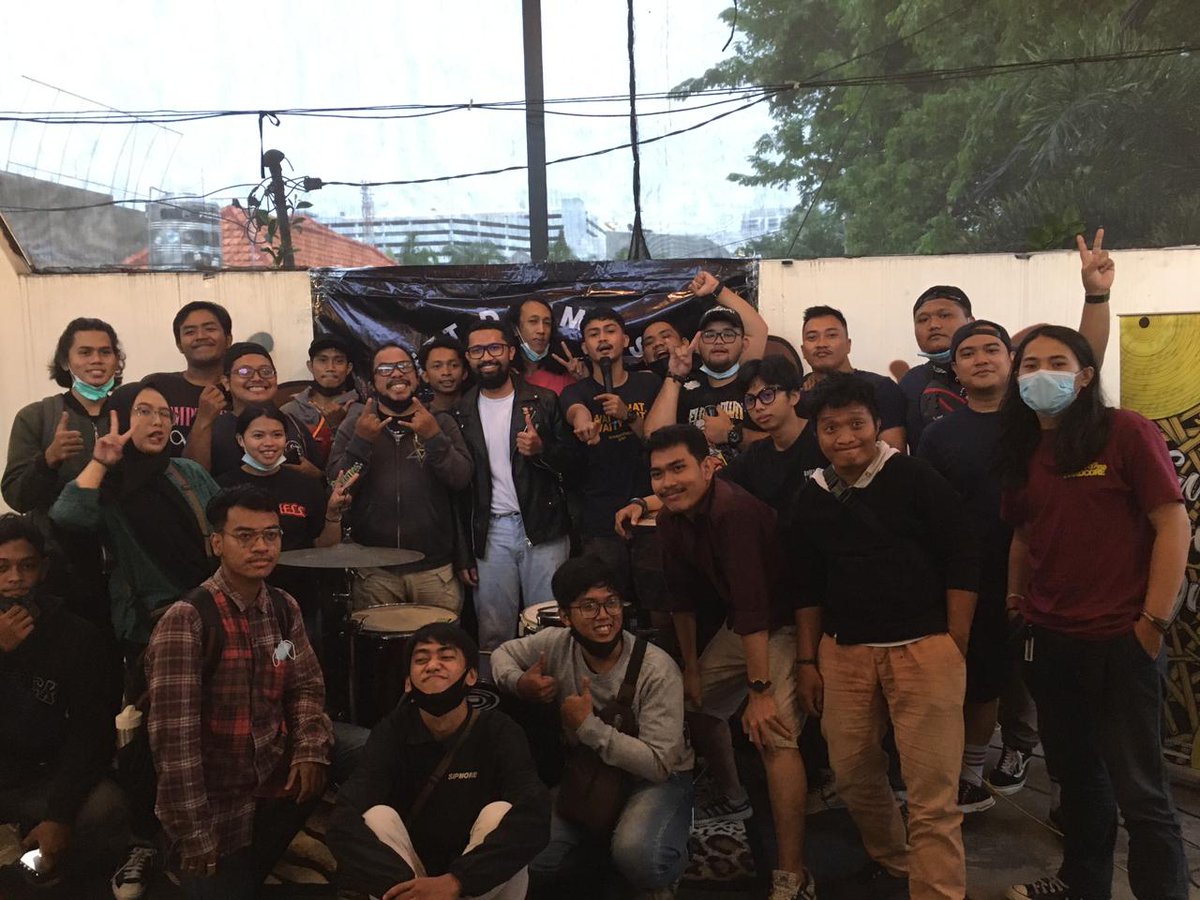 Terima kasih banyak buat tmn2 yang udah hadir di Warung Ewoel dan narsum kita yang tampan @Bimowid .. sampai jumpa di Coffee and Beat berikutnya.. aaauuwwww 😘😘😘