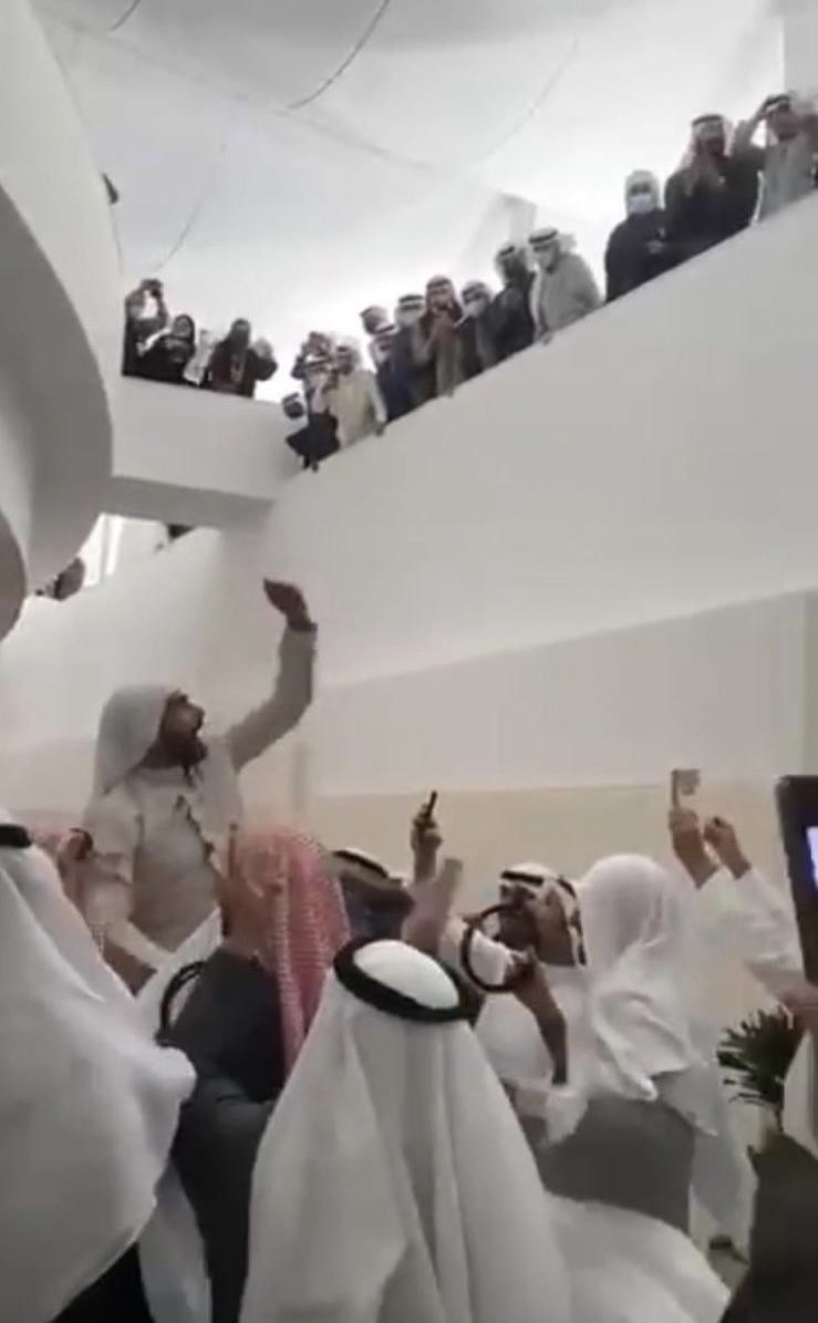 khalednahar97's tweet photo. ياوزير الصحة والداخلية مساكم الله بالخير عندي فضول حالي من حال اي مواطن ،، شنو تعليقكم على هذي الصور بعد ماصدر من وزارة الداخلية سحب جميع الحاظرين في ديوان الدكتور #بدر_الداهوم الى النيابه !! #وزاره_الصحه #صباح_الخالد #باسل_الصباح #تأجيل_الأقساط #اسقاط_القروض https://t.co/a8jG45xzaQ