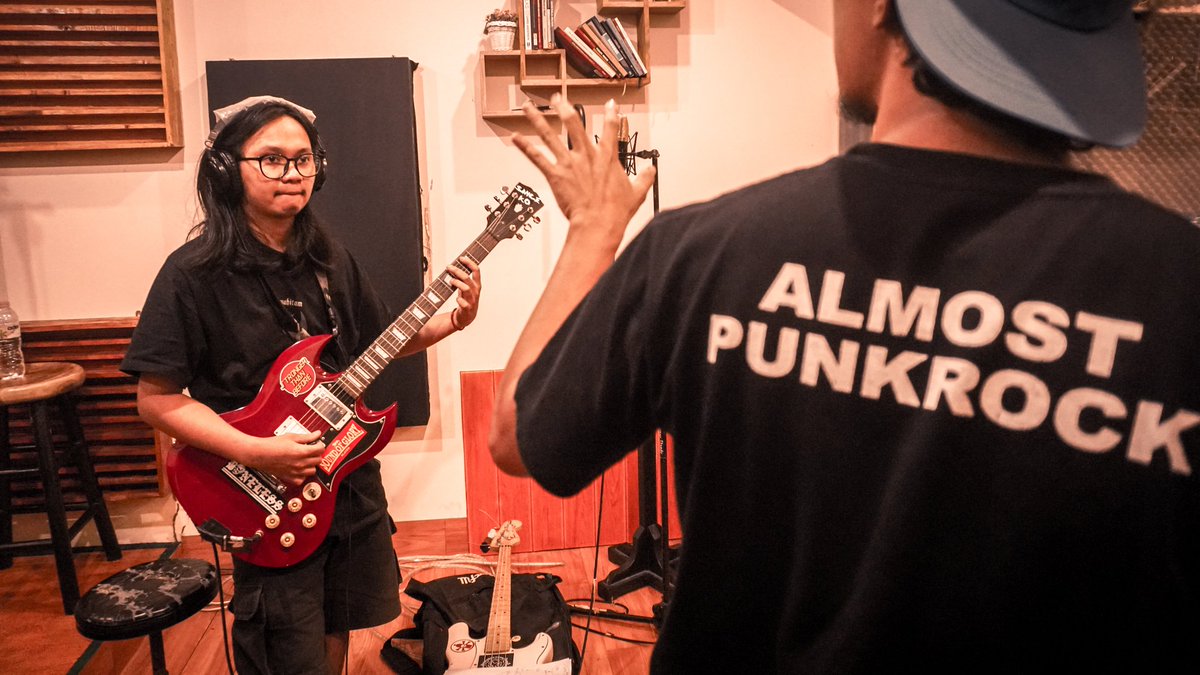 terracestage's tweet photo. Beberapa momen saat @thegenkklitihyk reko reko masuk studio rekaman untuk #kompilasiurbanhurk. Gatau hasilnya gimana. Remuk/nggak. Tunggu aja ya.
#fromterracetothestage
#terracestage #terracemusic #terracerecords https://t.co/3INzFzuq5c