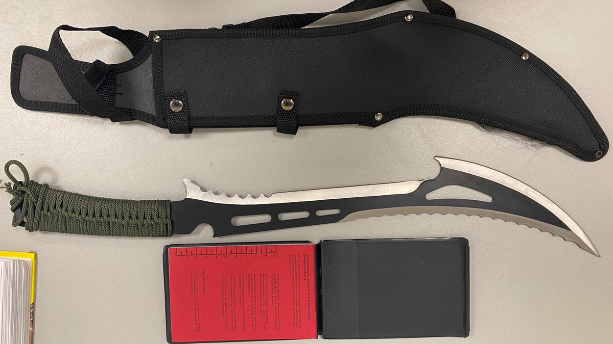MPSWForest's tweet photo. #Proactive Intelligence led #StopandSearch in #Walthamstow. 4 arrested in possession of this knife and drugs.
#TaskingTeam #StopandSearchWorks
#SaferLondon https://t.co/JN2yUaqH8p