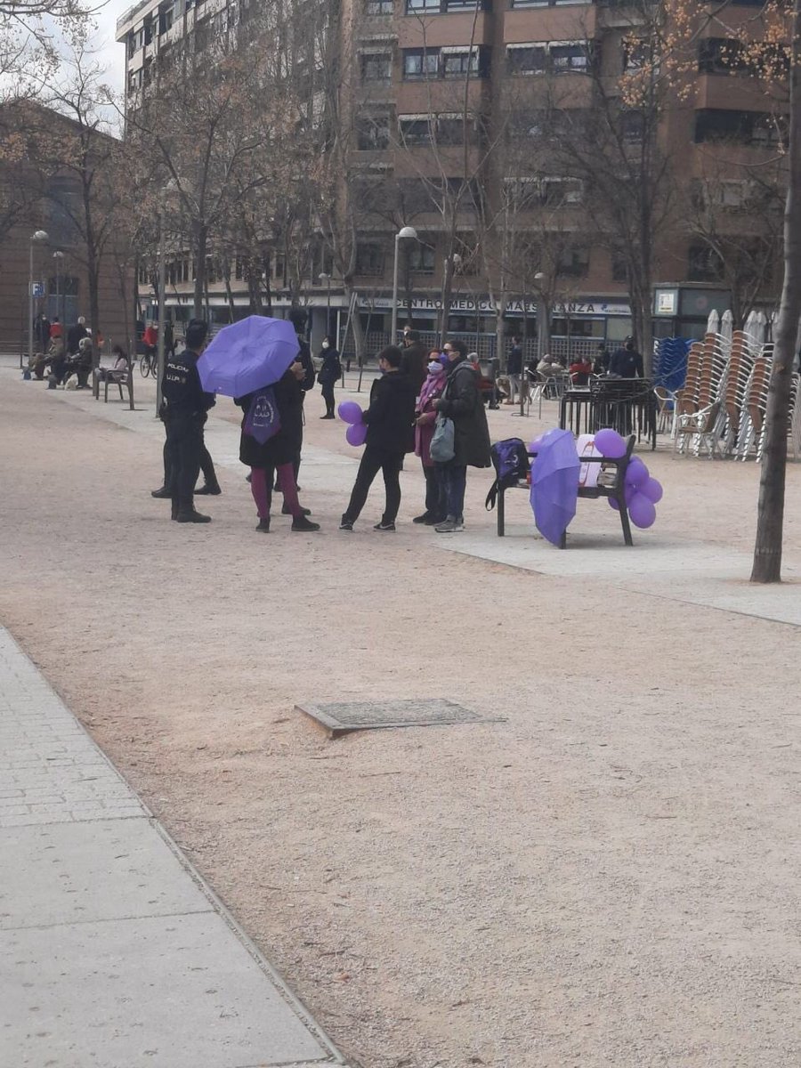 carlotaeramirez's tweet photo. Foto 1. Policía identificando a vecinas por ir de morado el 7M
Foto 2. Policía en el Wanda Metropolitano el 7M https://t.co/KqTigFoqvf