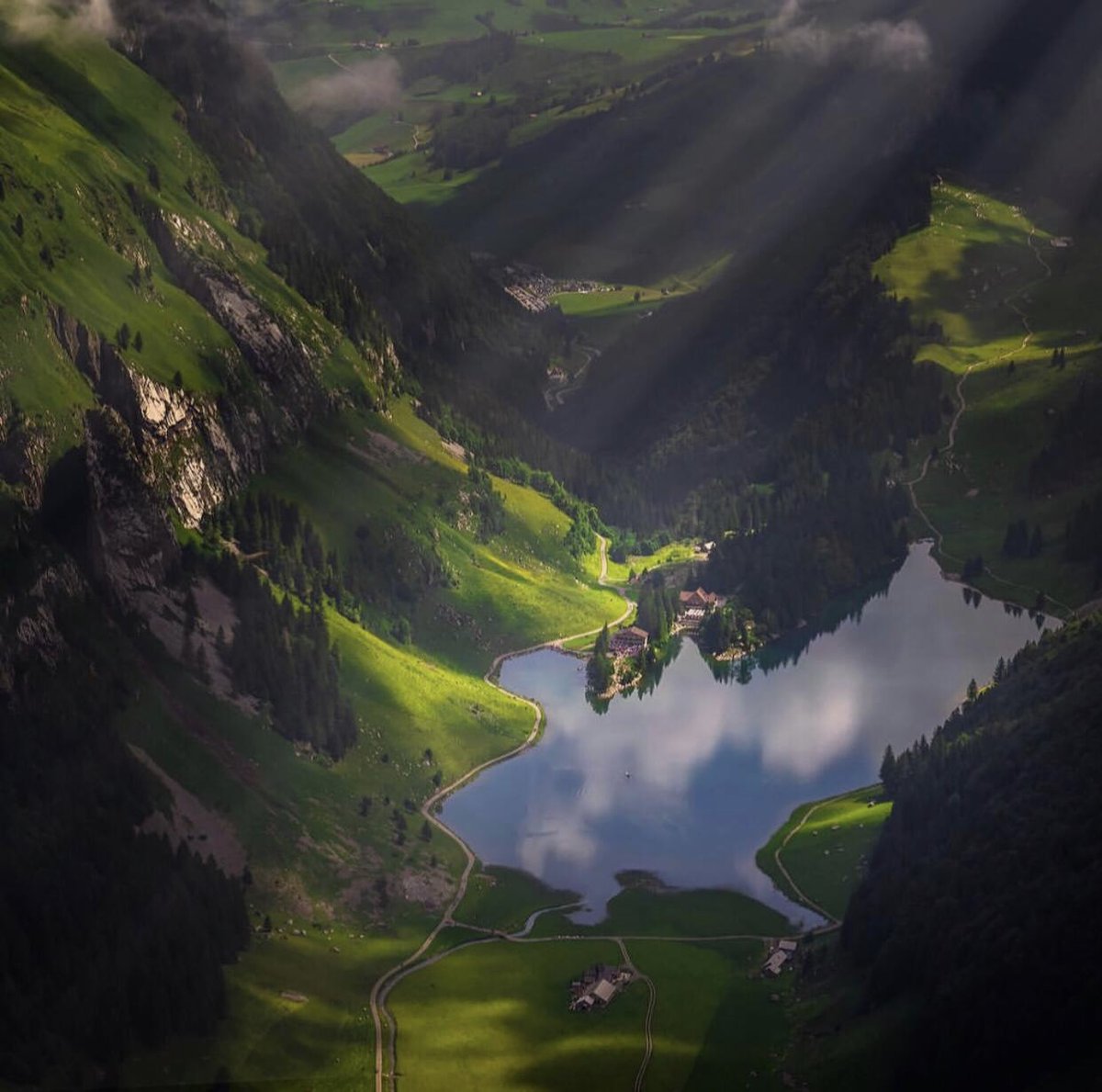 İlk fotoğraf bizim doğal güzelliğimiz, Uzungöl, ikinci fotoğraf İsviçre’nin doğal güzelliği Seealpsee gölü ...