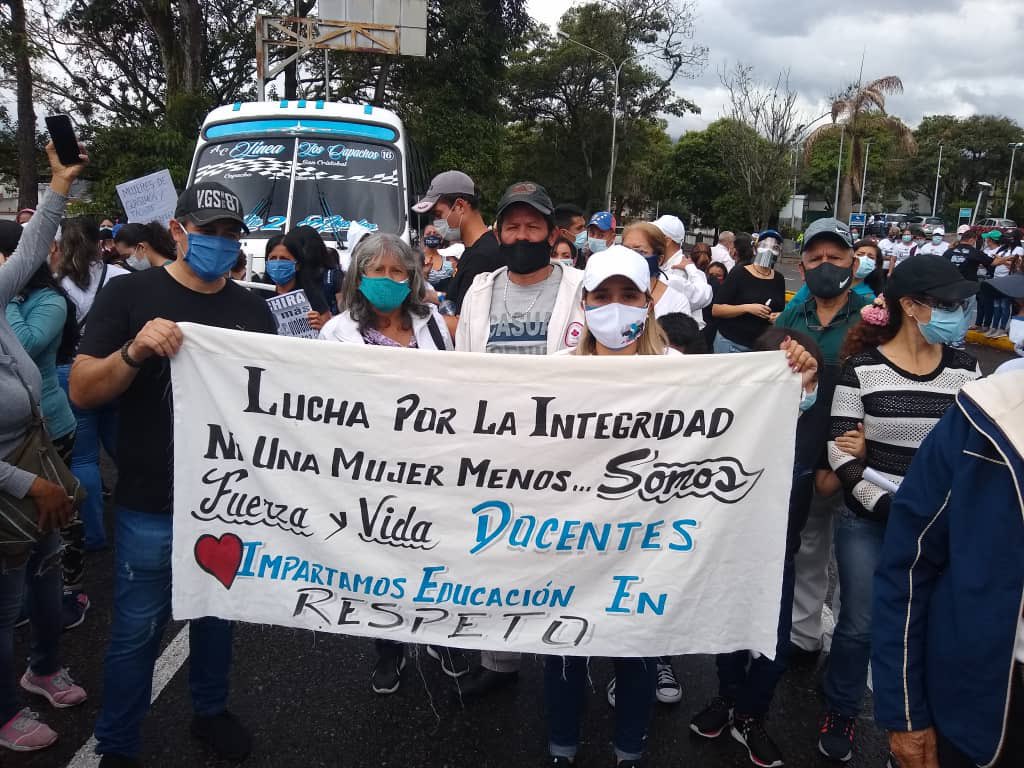 laidygomezf's tweet photo. #7Mar mujeres Tachirenses salieron venciendo la lluvia #LaMujerEsVida https://t.co/FX5c1ydaIZ