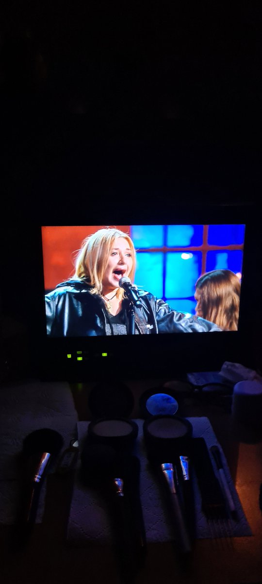 По решению телеканала "Мир", эфир программы "Ночной экспресс" с участием Алены Апиной выйдет 12 марта на час раньше, в полночь.