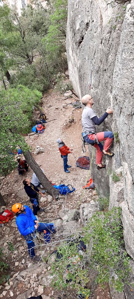 geamreus's tweet photo. Aquest diumenge també ha estat molt profitós pel GEAM. La Meri i el José Luis corrent la primera cursa de muntanya a Tarragona. El grup d'escalada apretant les dents a Arbolí i uns altres pujant al Puig de la Cabrafiga, a la llista “100 Cims” de la FEEC.
#GEAM #geamreus #FEEC https://t.co/F53SchLnOp
