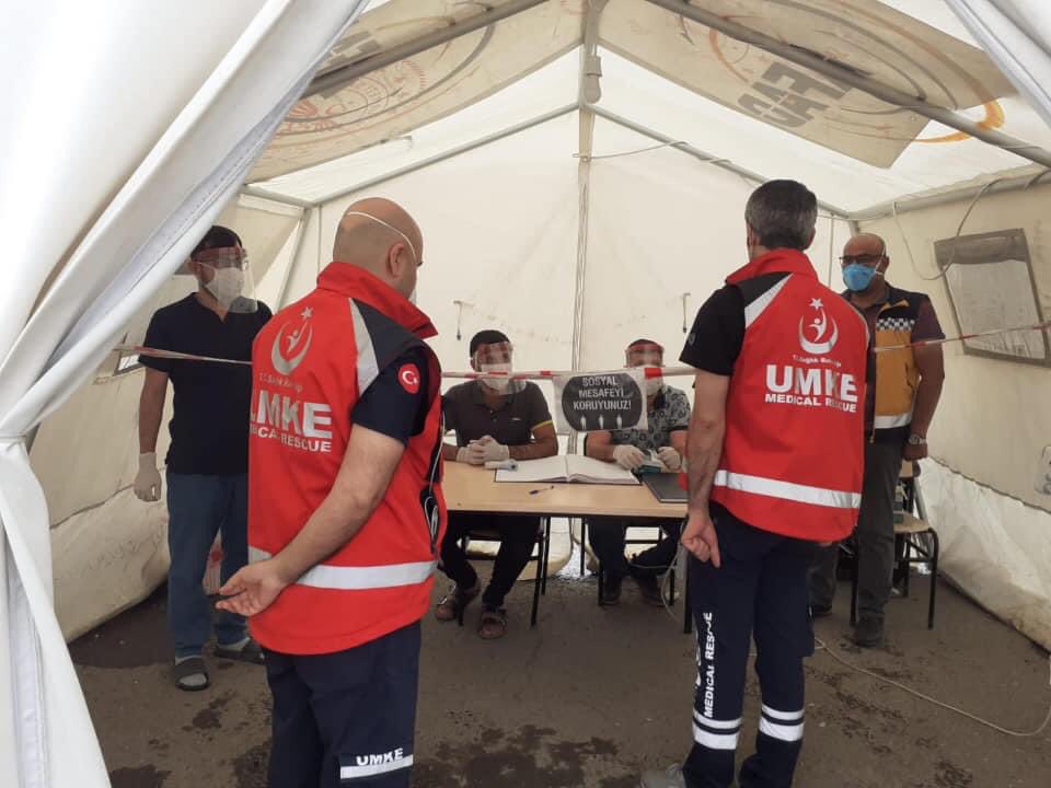 sanmal73's tweet photo. Normallaşma sürecine Şırnak il olarak mavi şerit başarısını nasıl yakaladı soranlar bu resme baksın
Rehavete bakmadan tüm kontrol noktalarındaki sağlık çalışanlarını ziyaret ederek tedbir ve önlemleri inceleyen müdür @drbsbyk 
Başarı tesadüf olmadığı gibi kolayda yakalanmamış. https://t.co/gAuadXEX8P