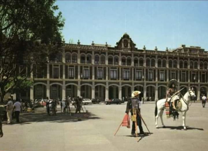 Quien se tomó una foto en el "Caballito del Centro" y se echó una "Tongolele" en "La Universal" es Cuernavaco de cepa. ¿Alguien lo hizo? #BuenosDias desde #Cuernavaca, #BuenosDias desde #Morelos.