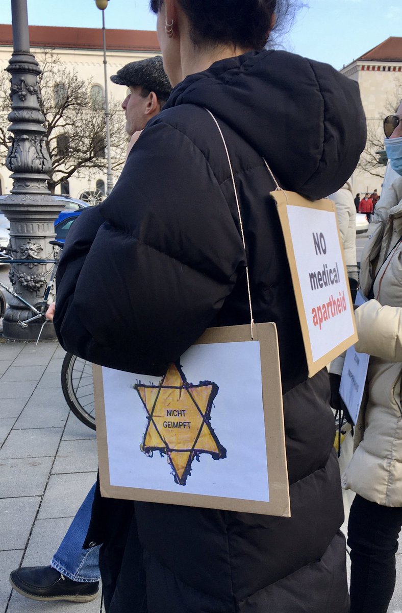 _LinaDahm_'s tweet photo. Eine Teilnehmerin der Proteste gegen die #Corona-Maßnahmen heute in #München trägt ein Schild mit “Judenstern” und “ungeimpft”. Eine erneute ekelhafte Verharmlosung der Verfolgung von Jüdinnen und Juden. #Antisemitisms https://t.co/p6Lx1EWKTI