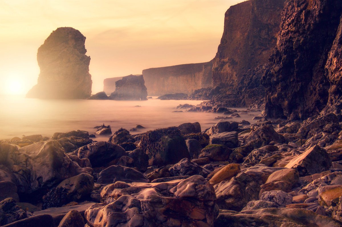 First sunrise in a while! What a gorgeous morning :) Read about it here: bit.ly/2Ow8BNI #NaturalBeauty #naturallight #amazingplaces #landscapephotographyuk #landscapelovers #sunrisephotography #beachvibes #magazineshoot