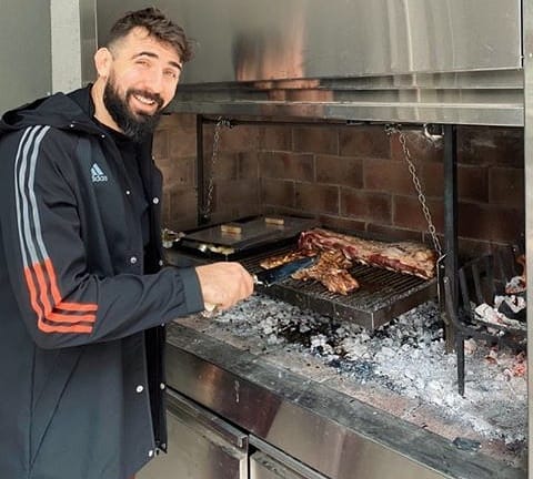SintoniaMok's tweet photo. DOMINGO DE SOL, ASADO Y VINO ☀️🍷
🔄 Si el mejor asador es el capitán Leo 🦁
❤ Si soñas con esa tira de asado del Oso 🐻 https://t.co/qYtAoiE0sv
