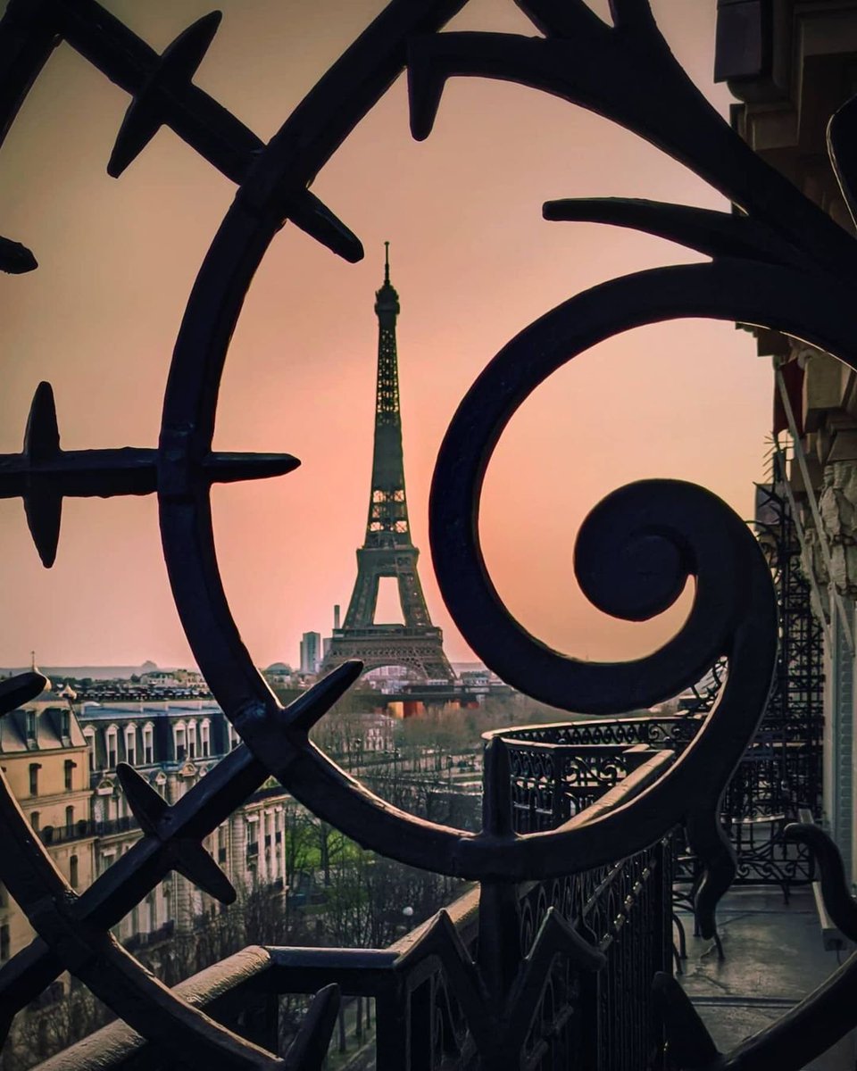 Our eternal painting ✨ #DCmoments 📷 <a href="/Didineta/">Amandine Goetz</a>