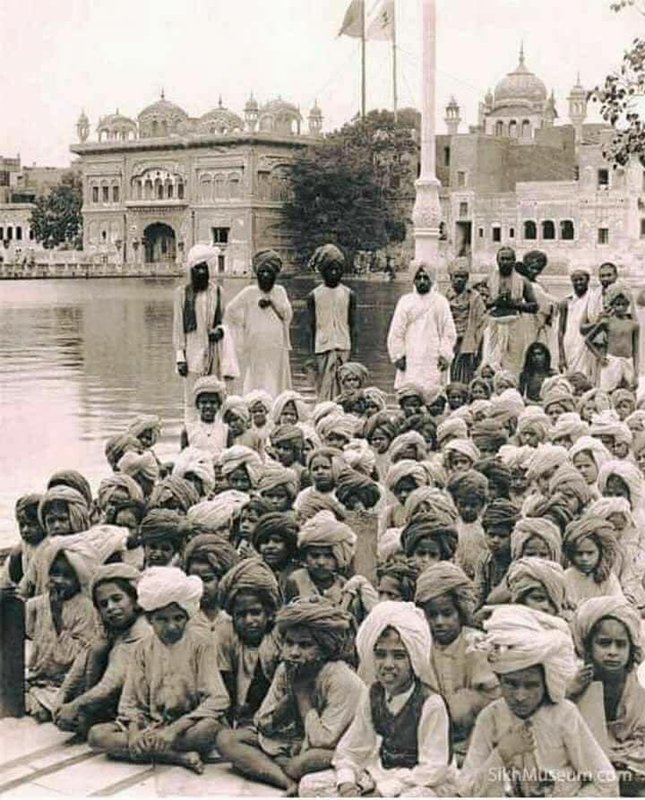 ParveenSuman3's tweet photo. ਜਦੋਂ ਸਾਰੇ ਪੱਗ ਬੰਨਦੇ ਹੁੰਦੇ ਸੀ #FarmersCall_BJPboycott https://t.co/IApYGJrKAK