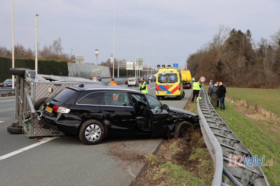Aanhanger schaart op de A28 bij #Amersfoort na aanrijding. 112Vallei.