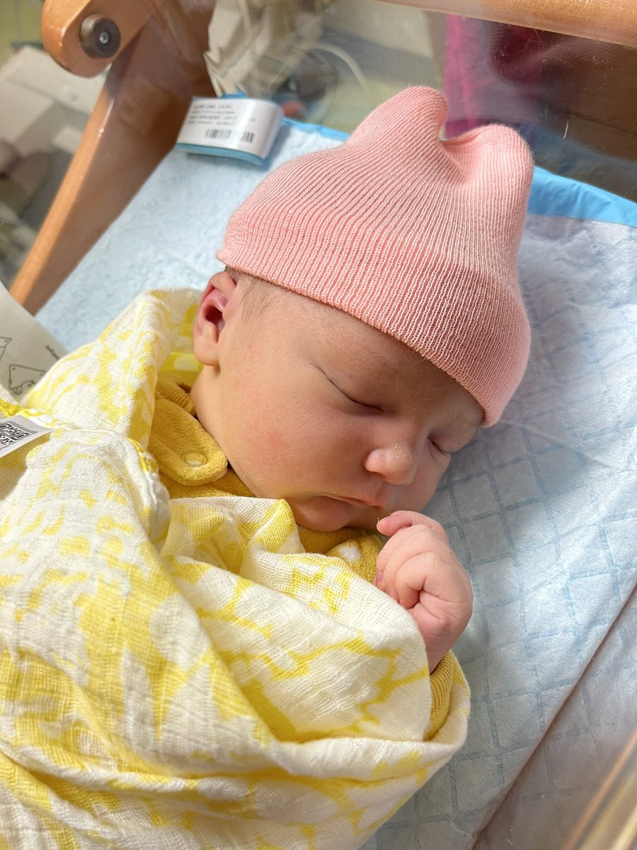_la_ur_a44's tweet photo. Forgot to share on her that I now have the most perfect little baby ever 😍💛 

3/2/21 8lb 3 oz 19” long https://t.co/fjnLBPWrSZ