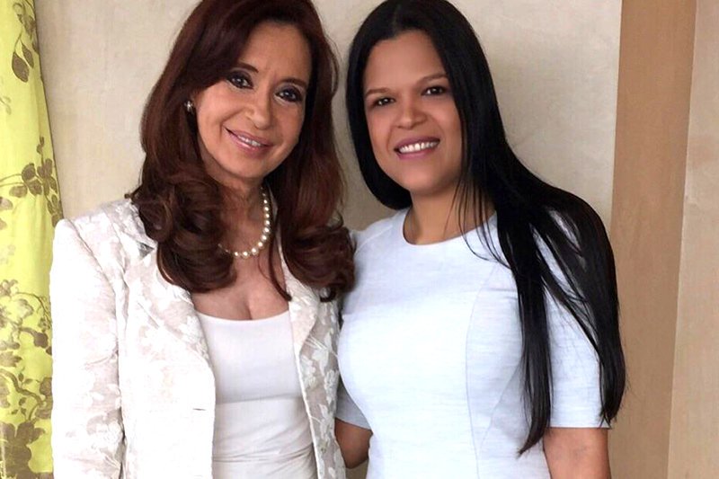 _RoqueCastro's tweet photo. Par de ladronas, enviaron toneladas de arroz con sobreprecio... y sin pollo, deberían estar presas. https://t.co/0VJii2wwCP