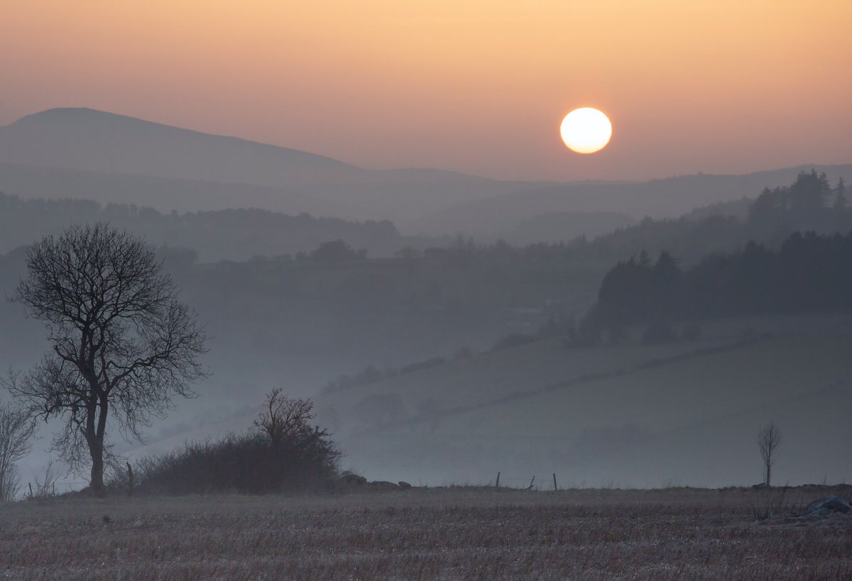 TheGlynGate's tweet photo. Love the #landscape of the #CeiriogValley. Sunset over Y Berwyn. #Wales #Cymru #hiraeth https://t.co/6EA6rH11hD