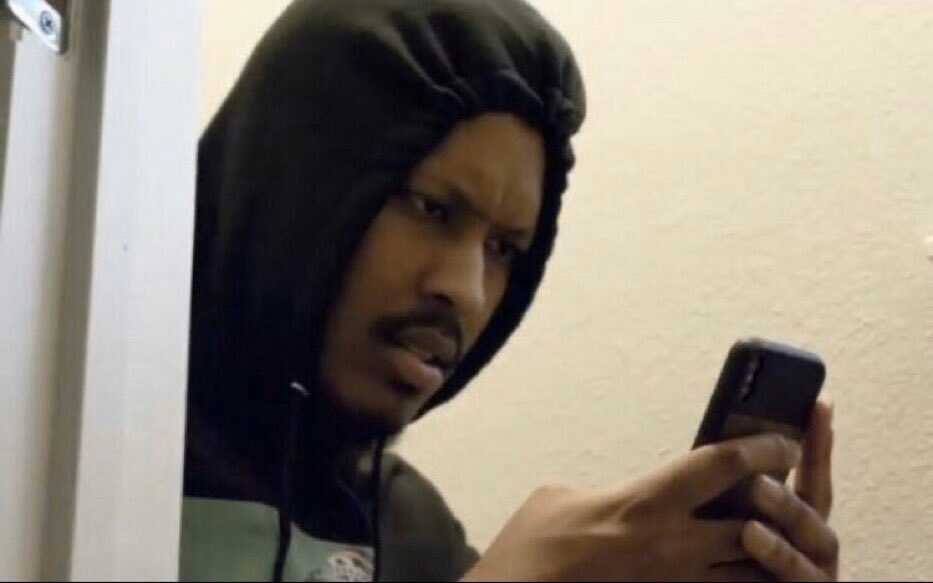 " Who ass all in that wood? "