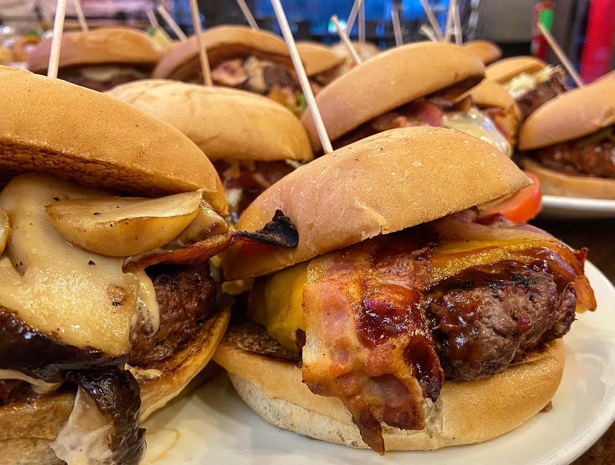 BeefciousBurger's tweet photo. Un Beefcious? 😏🔥
#beefcious #burgerlove #burgertime #hamburguesasgourmet #hamburguesagourmet #grill #foodies #americanburgers #bestburger #burgerholic #burgerlover #burgerporn #burgermania #burgerlife #burgers #instafood #burgermadridrio https://t.co/MhVjmIgVqu