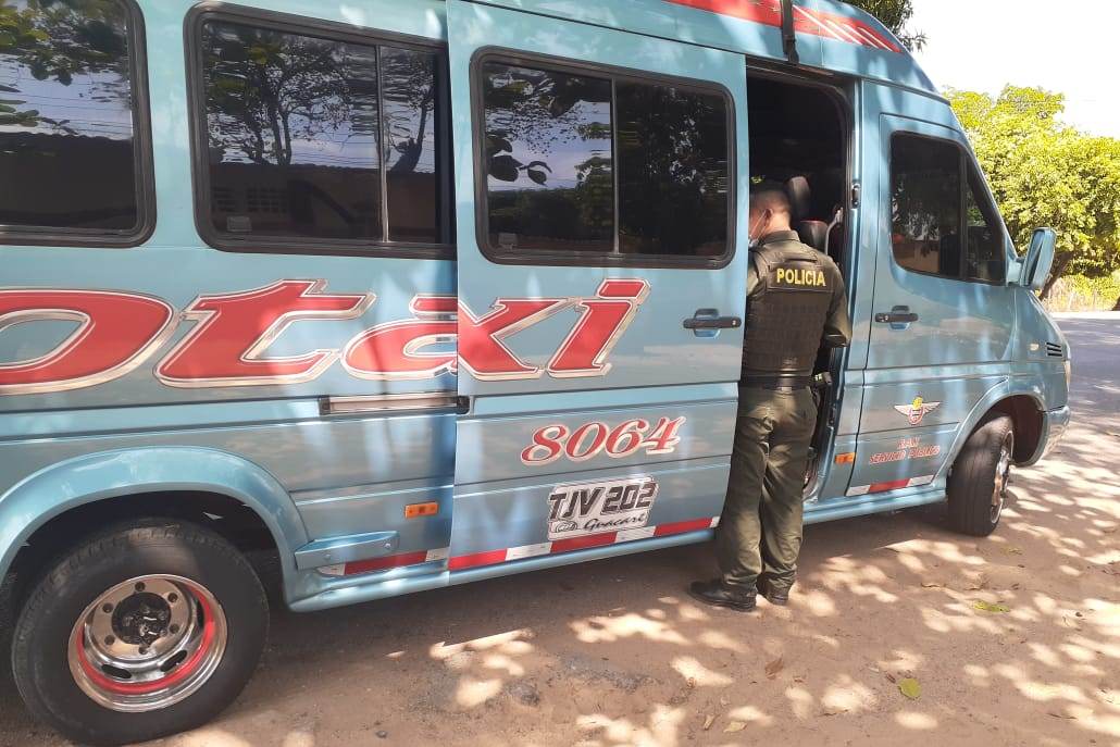 PoliciaDeCesar's tweet photo. En #Casacara con #MiPolicíaDelCuadrante realiza planes de registro, control e identificación de persona, trabajamos por la seguridad y convivencia ciudadana #ConstruyendoSeguridad https://t.co/3FZUpup32n