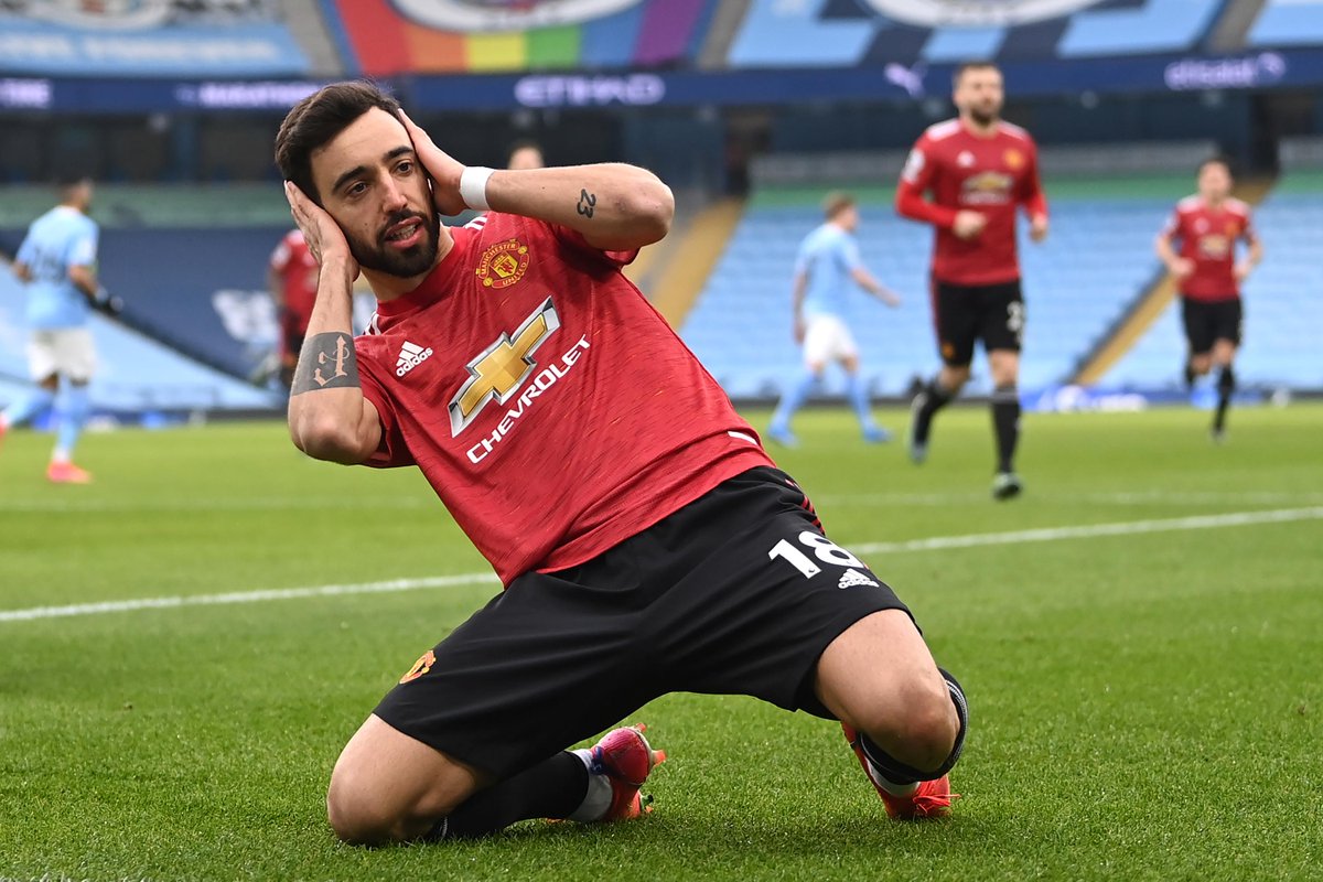 OfficialFPL's tweet photo. 💯💯

@B_Fernandes8 is the first player to reach 200 #FPL points this season

#MCIMUN | @ManUtd https://t.co/cIBxz01N2C