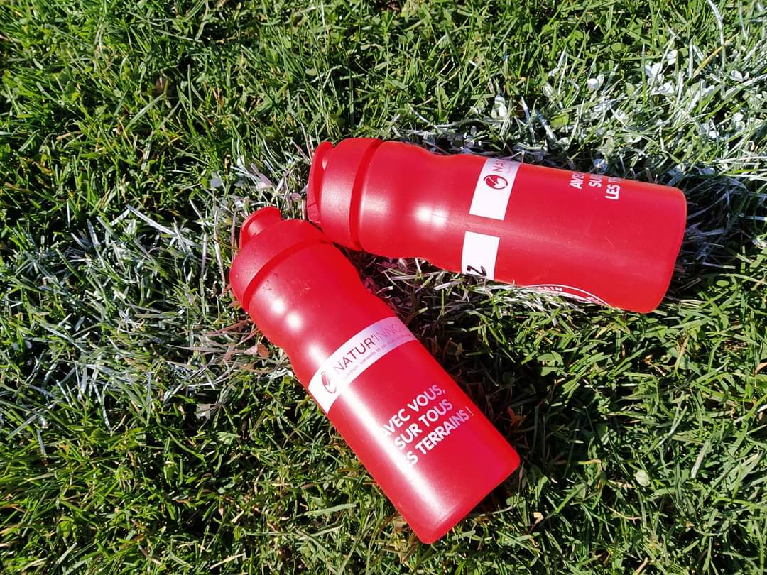 FPontmain's tweet photo. Un grand merci à notre sponsor Natur'innov pour avoir équipé chaque joueur du FCLP de gourdes personnelles 🔴⚪ https://t.co/AVvHlwDDtF