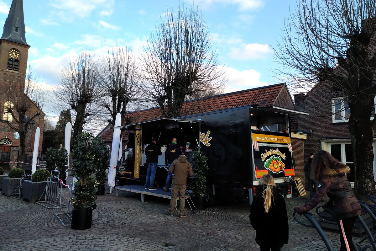 DaveyGerlings's tweet photo. Borkel bestelt weer massaal bij de Schnitzelkar van Grand Café de Zwaan. Goed bezig @BMValkenswaard @_Valkenswaard! https://t.co/IX5jJlzF77