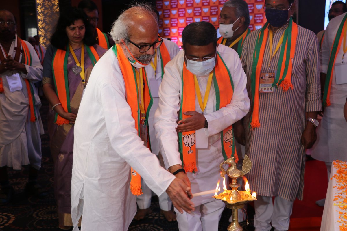 jagatjeebanbjp's tweet photo. Have some great moments during our state Executive meeting 👍👍
#BjpOdisha https://t.co/sOtGAtSfME