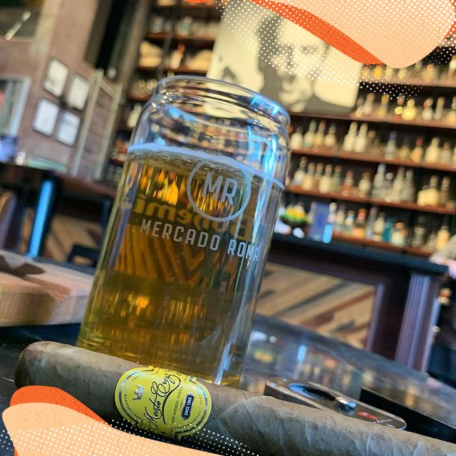mercadoromaMX's tweet photo. Hoy recordamos la visita de @donluisanaya en #cigarpoint en el segundo piso de MercadoRoma. Un espacio increíble para los amantes del puro y los buenos tragos. https://t.co/w70J05IwuK
