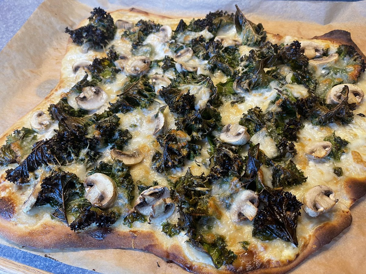 SilverSpoonProj's tweet image. Pizza con cavolo nero, funghi e mozzarella 💚 #superiore #pizza