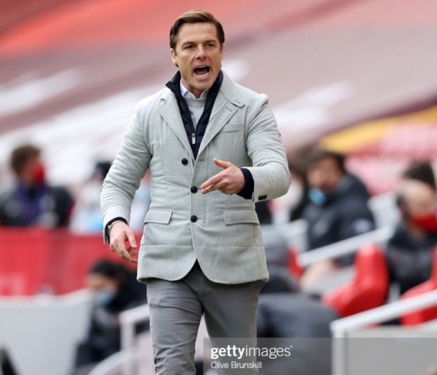 overthetopepl's tweet photo. Can’t tell who’s feeling the pressure more - Jurgen Klopp or the buttons on Scott Parker’s coat https://t.co/ysHUAt5CNX