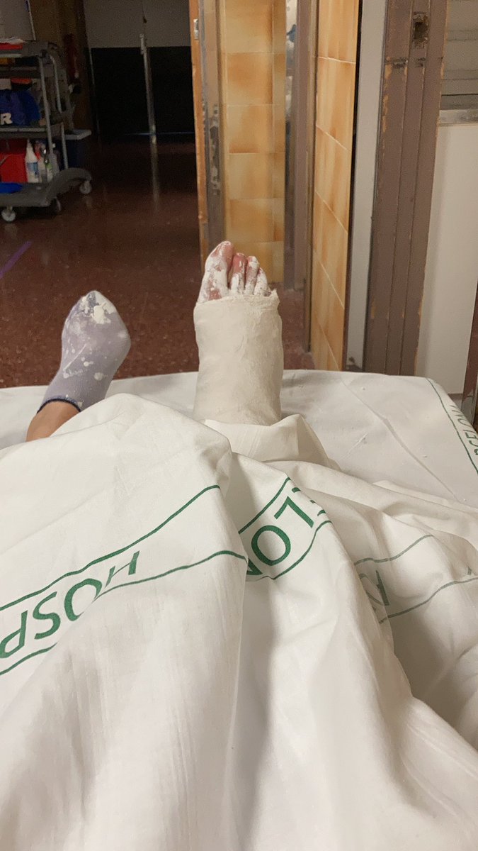 mica_hr's tweet photo. El viernes tuve un accidente en bici en el cruce del Passeig Sant Antoni con Alcolea. No tuve oportunidad de darle las gracias al chico que me sostuvo el pie mientras llegaba la ambulancia. Era enfermero, gafas, pelo rizado y bici. ¿Me ayudáis a encontrarlo? https://t.co/1ih1I42R0E