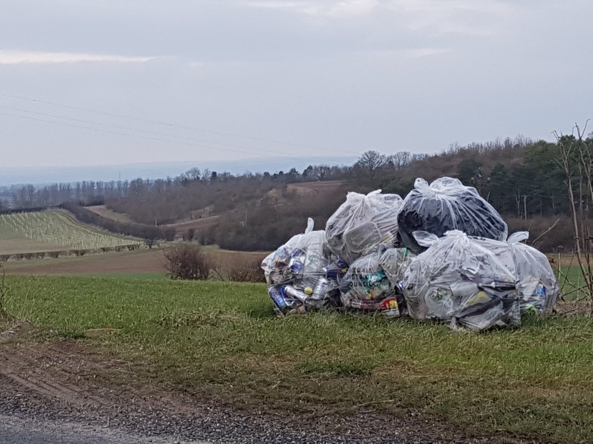 yorkshirepress's tweet photo. This is collection with the #volunteers on #Beverley Road #Malton #Norton why can't people #TakeItHome , #KeepCountryside #Britain #Ryedale #CleanForEver please https://t.co/98IvVHxPAw