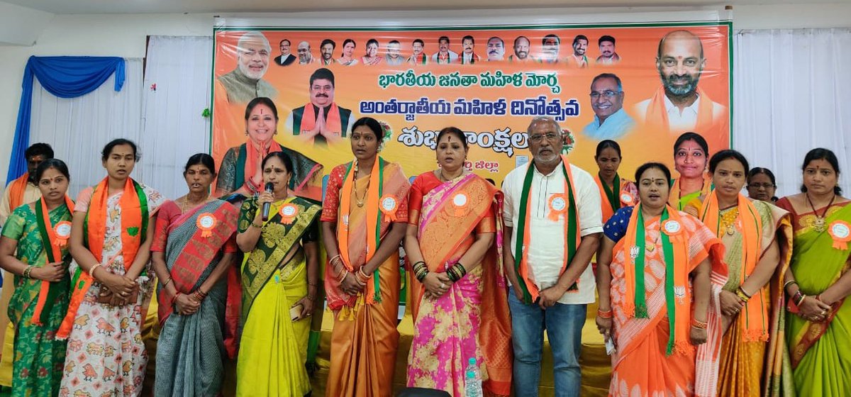 RajavardhanBJP's tweet photo. రేపటి అంతర్జాతీయ మహిళాదినోత్సవాన్ని పురస్కరించుకొని మావనపర్తిజిల్లా BJPమహిళా మోర్చా ఆధ్వర్యంలో వివిధ అధికారాలలో ఉన్నమహిళలకి శాలువాలతో సన్మానించారు ఈ కార్యక్రమానికి ముఖ్యఅతిథిగాBJPరాష్ట్రమహిళా మోర్చా అధ్యక్షురాలు గీతమూర్తిగారు హాజరయ్యారుకాగ వారితోపాటు మహిళాకార్యకర్తలు పాల్గొన్నారు https://t.co/WvVMbLc7iD