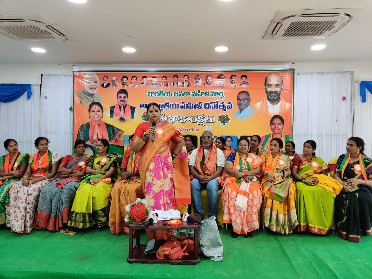 RajavardhanBJP's tweet photo. రేపటి అంతర్జాతీయ మహిళాదినోత్సవాన్ని పురస్కరించుకొని మావనపర్తిజిల్లా BJPమహిళా మోర్చా ఆధ్వర్యంలో వివిధ అధికారాలలో ఉన్నమహిళలకి శాలువాలతో సన్మానించారు ఈ కార్యక్రమానికి ముఖ్యఅతిథిగాBJPరాష్ట్రమహిళా మోర్చా అధ్యక్షురాలు గీతమూర్తిగారు హాజరయ్యారుకాగ వారితోపాటు మహిళాకార్యకర్తలు పాల్గొన్నారు https://t.co/WvVMbLc7iD