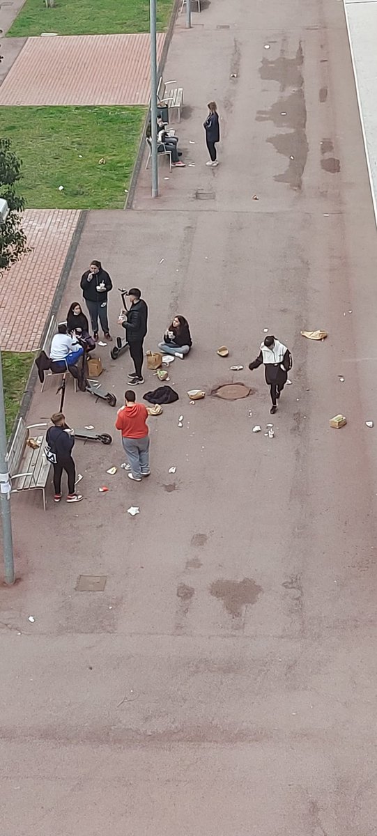 MartaCiercoles's tweet photo. @apropcornella Un altre cop. Això és inacceptable i insuportable. Feu alguna cosa JA! Av. Can Corts davant McDonald's. Això és una vergonya cada capnde setmana. No vull més emails del regidor. Volem solucions https://t.co/wgEYmzK2m5