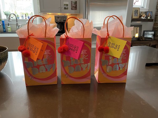 RochesterKey's tweet image. Over the past few weeks, some of our members have been working to make a total of 60 care packages to give to essential workers! The packages consisted of snacks and a handmade card made by the volunteer! Thank you to everyone who participated, and to all essential workers!💙💙